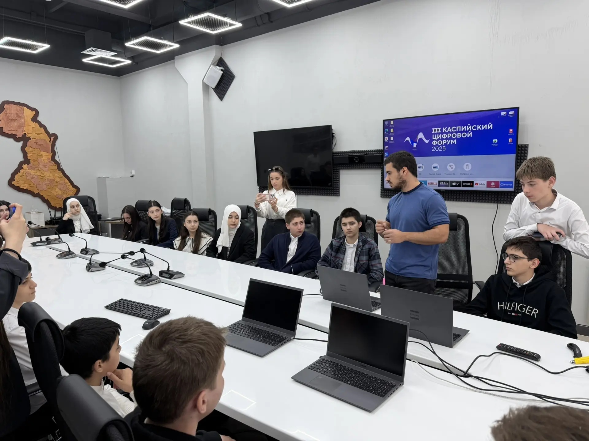 От монтажа кабеля до цифровой стратегии: махачкалинские школьники погрузились в мир ИТ вместе с Минцифры РД